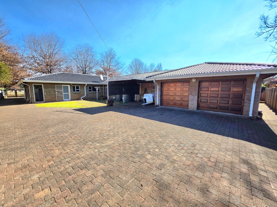 5 Bedroom Property for Sale in La Provance Free State
